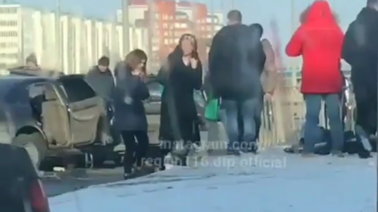 Казанда метроның бетон коймасына бәрелгән «Ауди»да ике кеше һәлак булган (ВИДЕО)