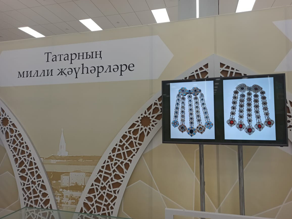 VIII Съезд кысаларында Бөтендөнья татар конгрессының 30 еллык тарихына багышланган күргәзмә эшли