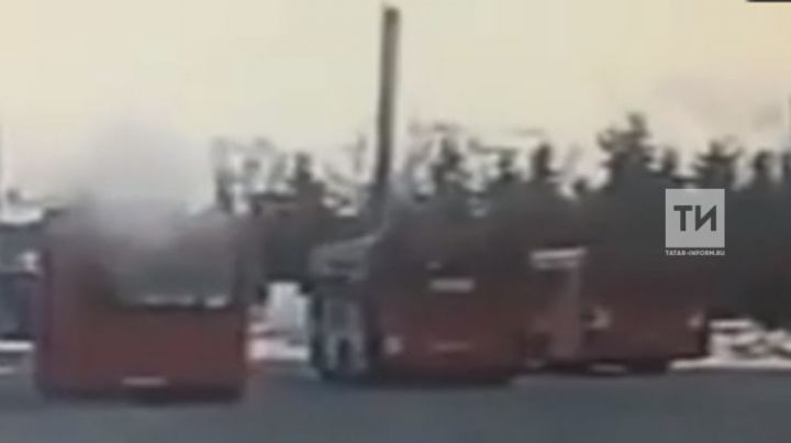 Казанда өч автобус белән булган юл-транспорт һәлакәте видеосы чыкты