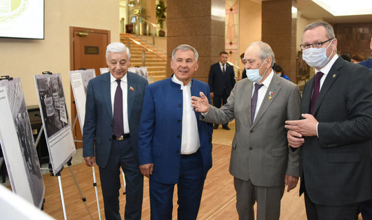 Миңнеханов Татарстанның Беренче Президентын сайлауга багышланган күргәзмәне карады