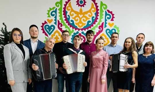 Екатеринбург татар яшьләре әдәби-музыкаль фатирникта шигырьләр укыган