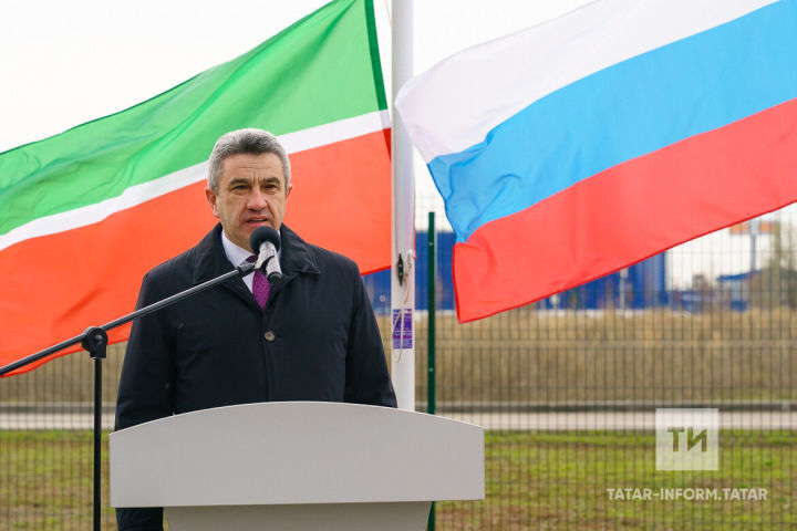 Һадиуллин: Мәктәптә Россия һәм Татарстан флагларын күтәрү илебезгә мәхәббәт тәрбияли