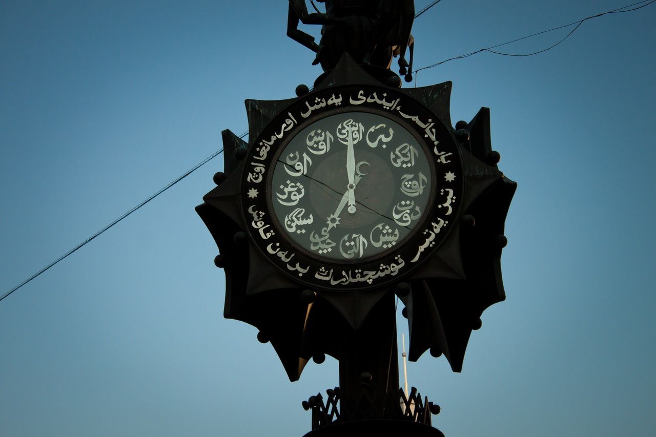 Авито казань часы. Часы на улице Баумана. Часы на улице Баумана в Казани. Знаменитые часы. Часы в Казани памятник.