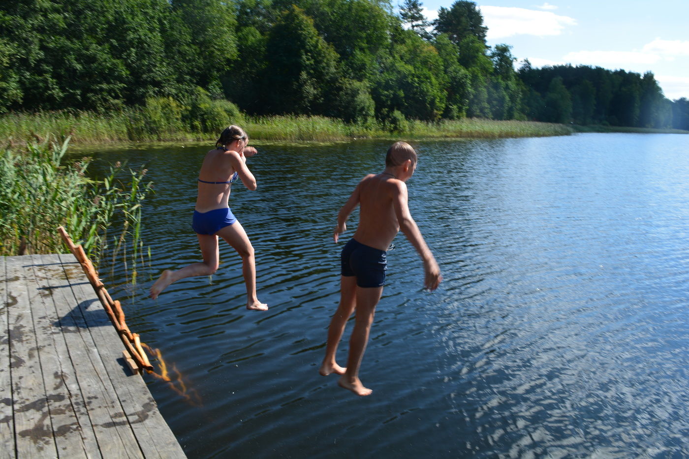 Сколько лет купаются. Лето речка. Летом на речке. Купание в водоемах. Купание в озере.