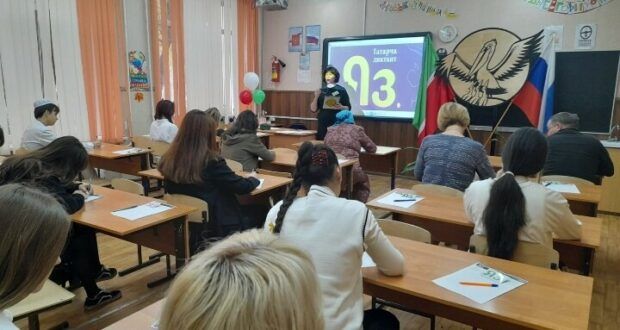 Әстерхан татарлары татарча диктантны 4 мәйданда язды
