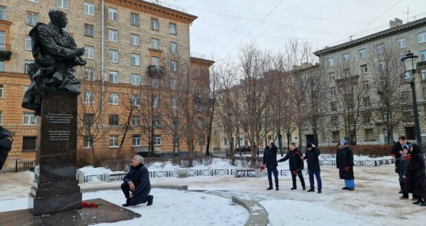 Васил Шәйхразыев Санкт-Петербург шәһәрендә Муса Җәлил һәйкәленә чәчәкләр салды