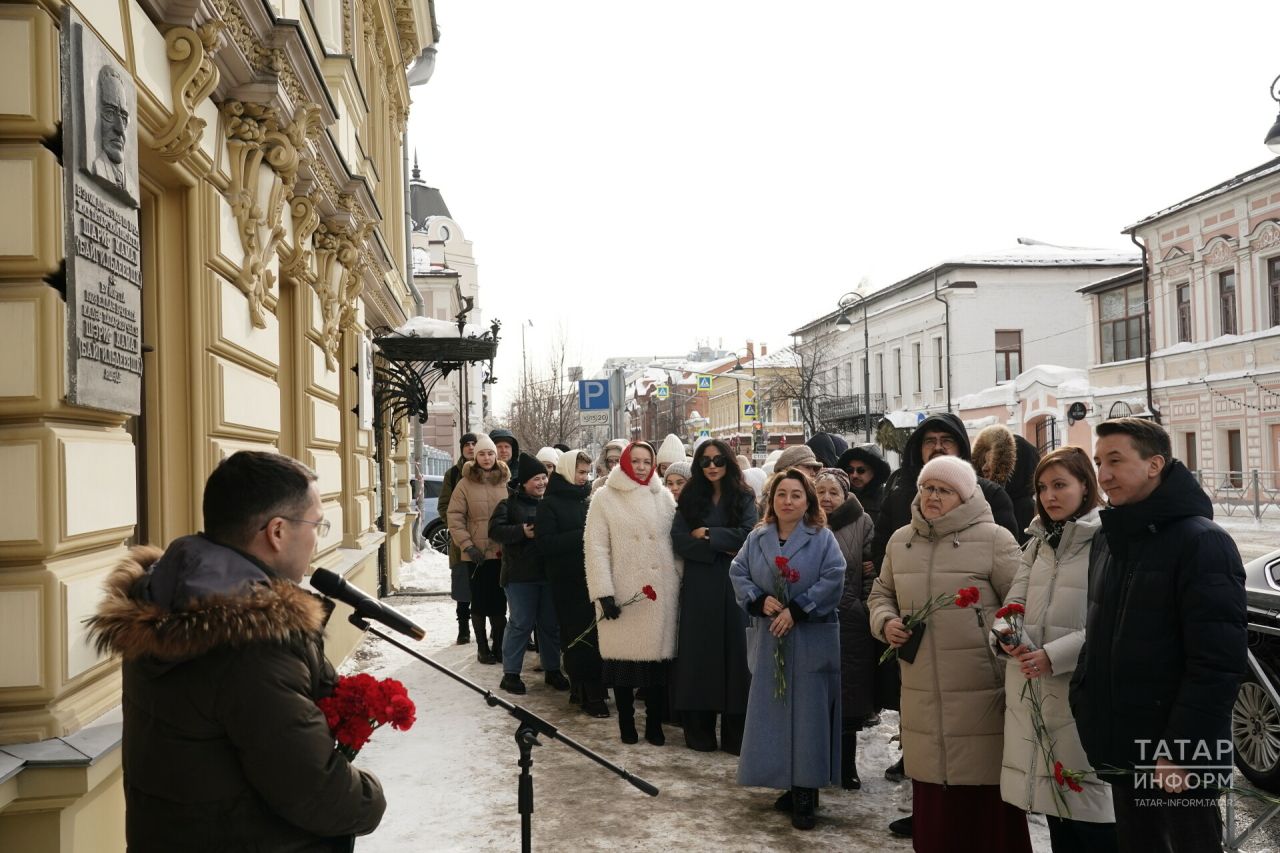Татар җәмәгатьчелеге Шәриф Камалның истәлек тактасына чәчәкләр салды