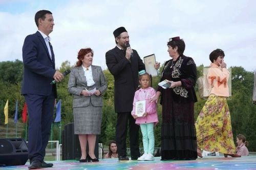Көзге Әдәби марафонда шагыйрә Сания Әхмәтҗанова һәр көнне яңа шигырь язган