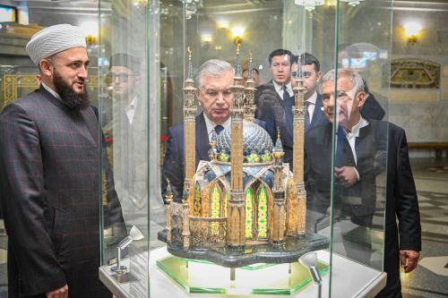 Татарстан Мөфтие Үзбәкстан Республикасы Президентына яңартылган “Казан басмасы”н бүләк итте