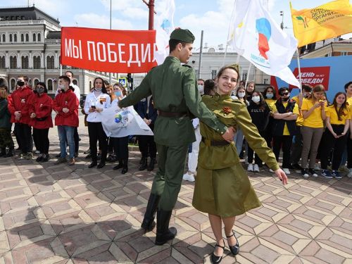 Казанда Җиңү көне: яңа форматтагы «Үлемсез полк», тарихи хәрби техника йөреше, мең кешелек хор һәм салют
