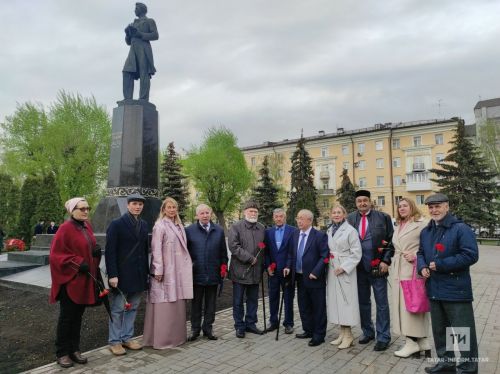 Татар җәмәгатьчелеге Тукай һәйкәленә чәчәкләр салу турында: Күркәм күренешкә әверелде