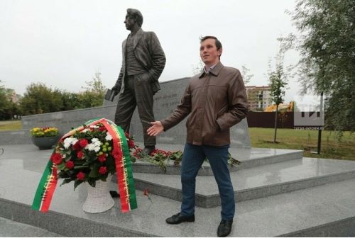 Рәмис Аймәт: Һади Такташ һәйкәле янында Шигърият бәйрәмен үткәрүне традициягә кертәсе иде
