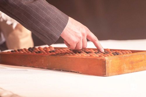 «Җилкәнсезләр», яки Курчак милләтенең курчак уеннары