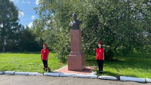 Васил Шәйхразыев Үләнкүл авылында Муса Җәлил бюстына чәчәкләр салды