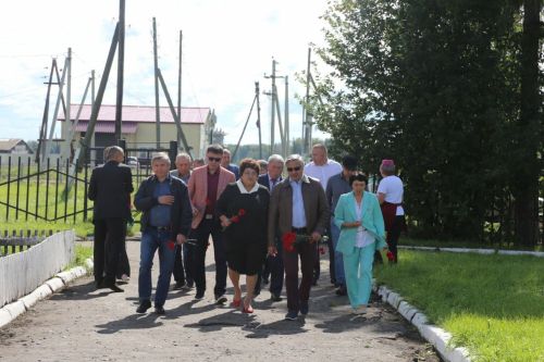 Васил Шәйхразыев Үләнкүл авылында Муса Җәлил бюстына чәчәкләр салды