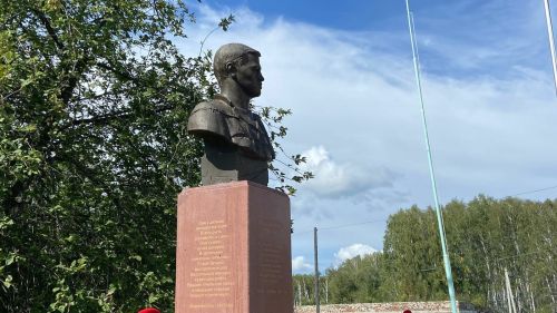 Васил Шәйхразыев Үләнкүл авылында Муса Җәлил бюстына чәчәкләр салды
