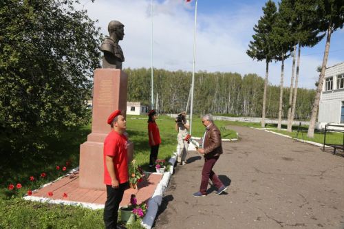 Васил Шәйхразыев Үләнкүл авылында Муса Җәлил бюстына чәчәкләр салды