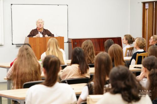 Профессор Әлфия Юсупова татар бүлегенең 80 еллыгы уңаеннан ачык лекция укыды