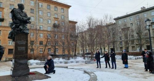 Васил Шәйхразыев Санкт-Петербург шәһәрендә Муса Җәлил һәйкәленә чәчәкләр салды
