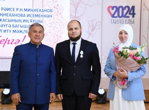 Татарстан башкаласыннан күп балалы Мотыйгуллиннар гаиләсенә «Ата-ана даны» ордены медале тапшырылды
