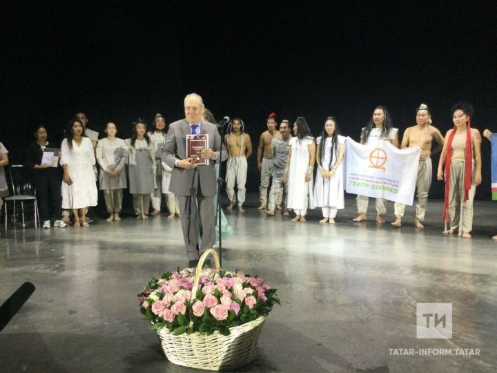 Минтимер Шәймиев Якутиянең «Олонхо театры»на баш иеп рәхмәт белдерде