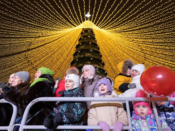 Яңа ел төнендә «Казан» гаилә үзәге янындагы төп бәйрәм мәйданчыгында 45 мең кеше булды
