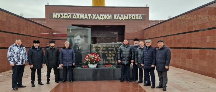 Милли Шура рәисе Россия Герое Әхмәт Кадыйров исемендәге мемориаль комплекс белән танышты